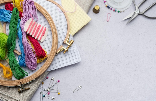 atelier cu mese de lucru și fire